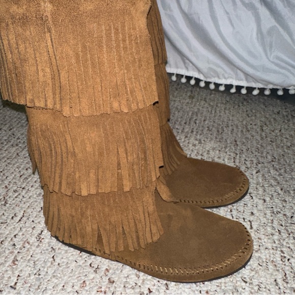 Minnetonka moccasin fringe boots - Picture 8 of 8